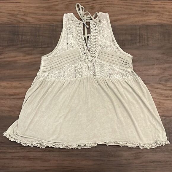 POL Sage Green Lace Tank Top with Keyhole - Picture 2 of 13